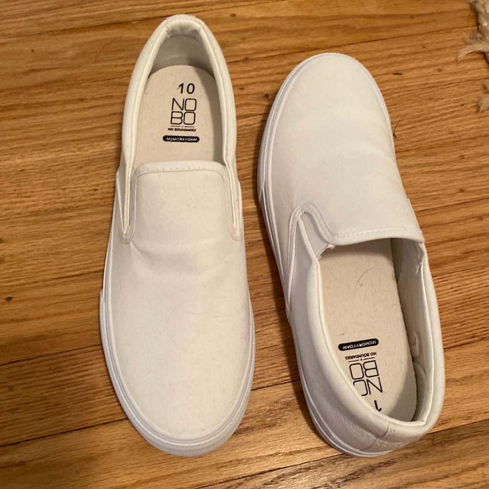 Men size 10 white sneaker